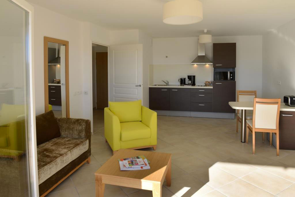 2Se5zN_2287_residence_seniors_domitys_frejus_salon_cuisine